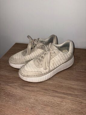 Dolce Vita Beige Textured Platform Sneakers